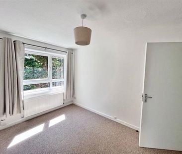 3 bedroom flat to rent - Photo 4