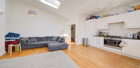 3 Bedroom, 1 bath, 1 reception Flat - Photo 2