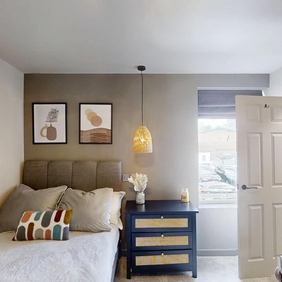 3.49m x 3.29m: £725 per month, £725 deposit - en-suite shower room 1m x 2m and kitchenette (fridge, microwave) in shared house : £725 per month - Photo 1