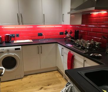 Modern Ensuite in Quiet Professional Home - Photo 4