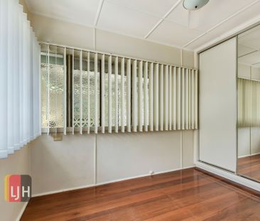 BEAUTIFULLY REFRESHED 3 BEDROOM HOME - MOVE IN AND ENJOY - Photo 3