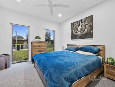 3 BEDROOM FAMILY HOME - Photo 2