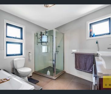 Stylish & Spacious 3-Bed Townhouse in Inner West Melbourne - Photo 1