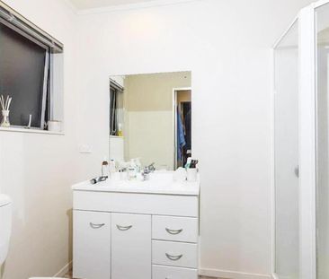 Modern Townhouse Retreat: Perfect Blend of Comfort and Convenience! - Photo 1