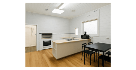 Chic 4-Bedroom Urban Retreat in South Yarra - Proximity to CBD, Trendy Shops & Lush Parks - Photo 3