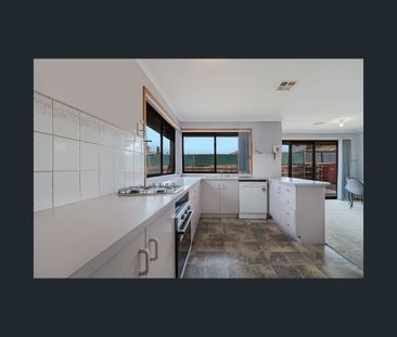 31 Newlyn Drive, Craigieburn, Vic 3064 - Photo 4