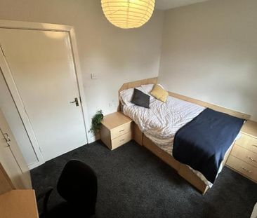 Headingley Crescent, - Photo 1