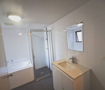 2-Bedroom Apartment with Large Balcony & New Flooring – Prime Rockd... - Photo 3