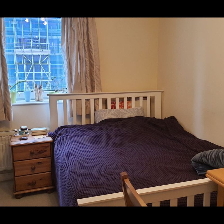Room in a Shared Flat, Broadway, SW19 - Photo 1
