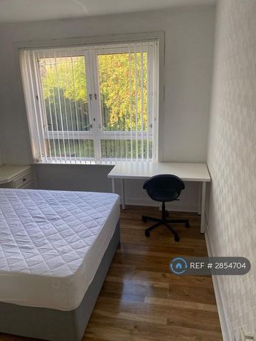 3 bedroom flat to rent - Photo 3