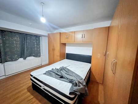 4 bedroom semi-detached house to rent - Photo 2