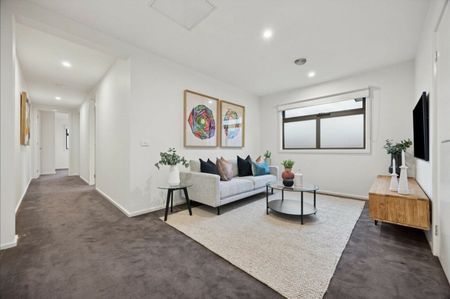 LUXURY FOUR-BEDROOM RESIDENCE WITH HOME OFFICE AND TRANQUIL COURTYARD! - Photo 2