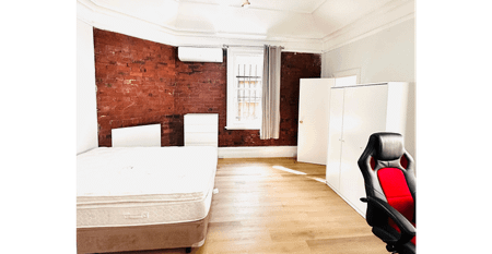 Chic 4-Bedroom Urban Retreat in South Yarra - Proximity to CBD, Trendy Shops & Lush Parks - Photo 5