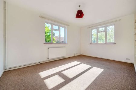 *** Please note: 6 month maximum tenancy*** Five-bedroom versatile detached house with garage and storage. - Photo 5