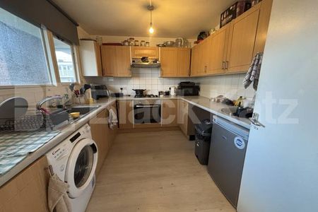 Generous modern split level apartment moments from Battersea Park - Photo 5