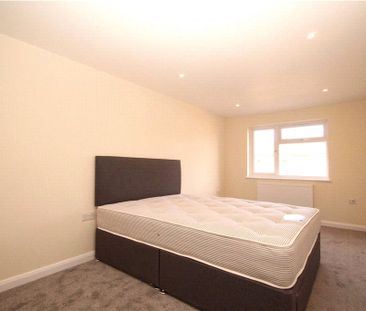 Blackwell Avenue, Guildford, Surrey, GU2 8LU - Photo 2