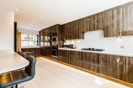 7 bedroom house - detached - Photo 2