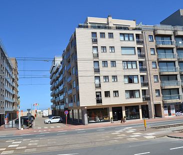 Gemeubelde appartement met slaaphoek te Oostduinkerke met terras en zijdelinks zeezicht. - Photo 2