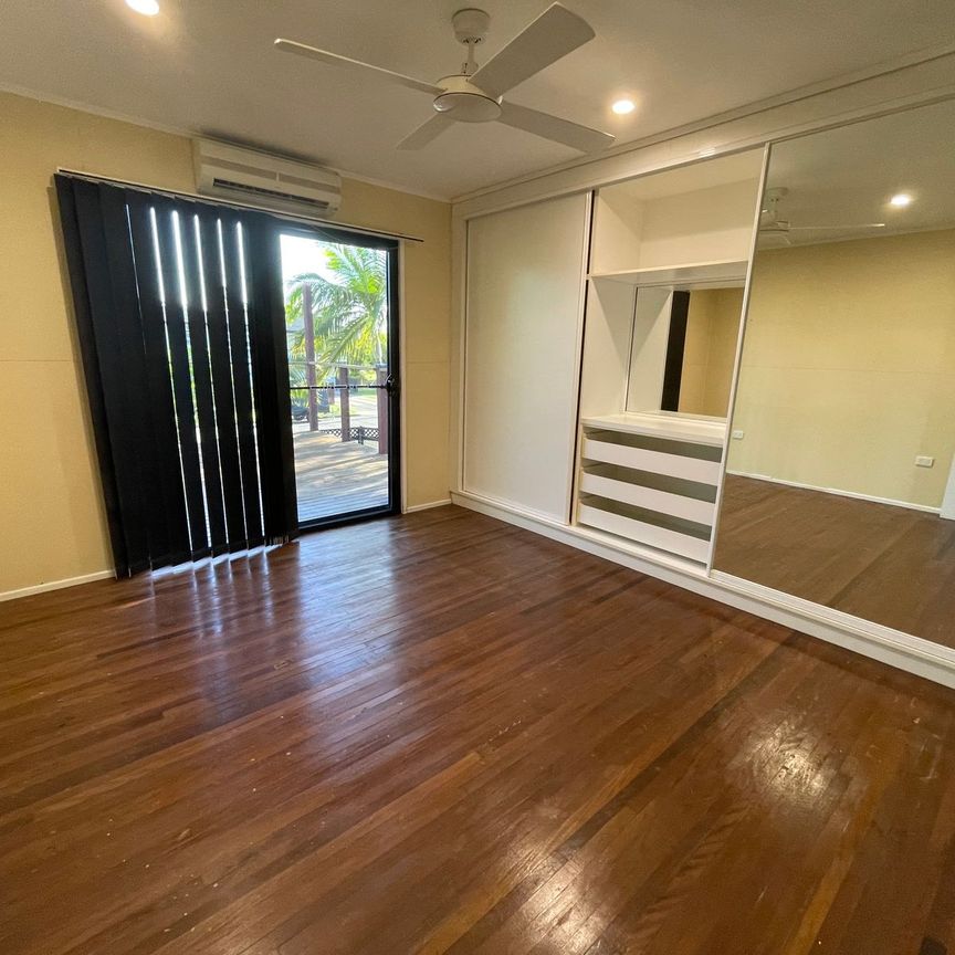 Family home in prime location with pool and shed - Photo 1