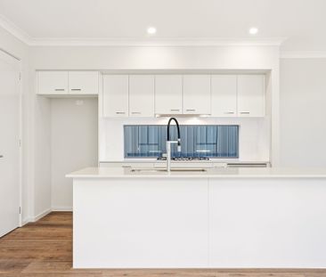 Stunning Brand New 5 Bedroom Family Home in Marsden Park - Photo 5