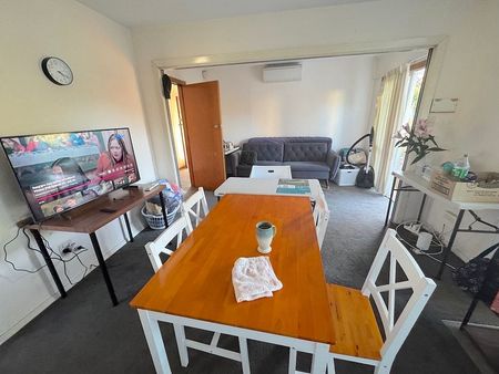 A fully fenced home in a building of two dwellings - Photo 4