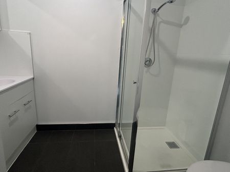 Top floor unit – Great location - Photo 4