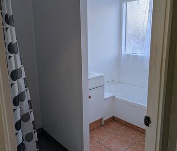 Ready to Move in - Pets Allowed - Photo 1