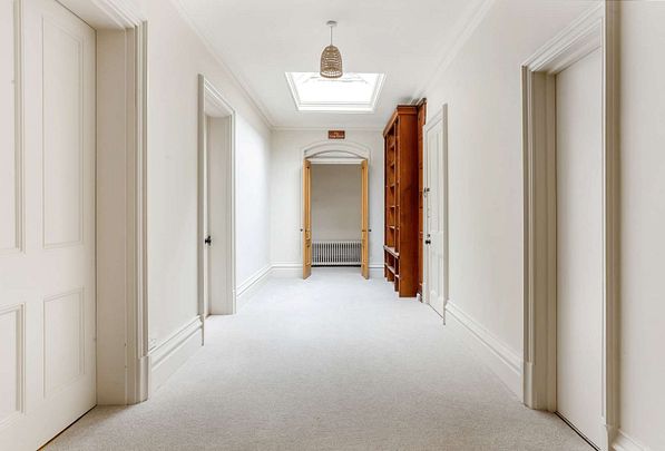 Spacious flat in magnificent Grade II* listed house. - Photo 1