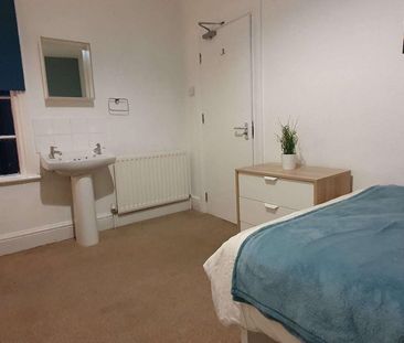 1 bedroom in a house share to rent - Photo 2