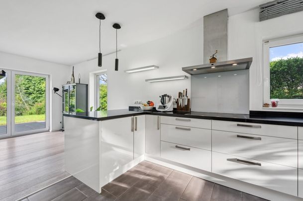 Freistehendes und effizientes Einfamilienhaus in hochwertiger Ausstattung auf großzügigem Grundstück - Photo 1