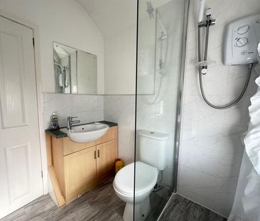 3 bedroom House To Let Total Size: 1077 SQ FT - Photo 2