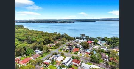 4 bed | 2 bath | Walk to lake & boat ramp - Photo 5