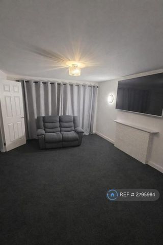 4 bedroom detached house to rent - Photo 2