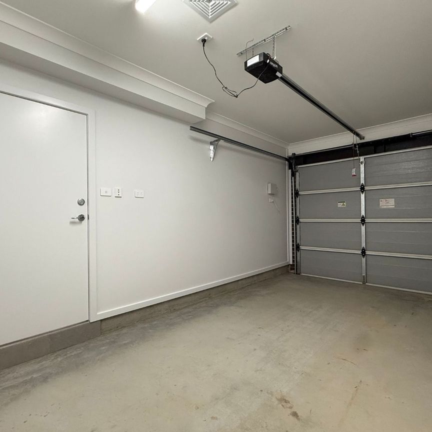 Brand New 4 Bedroom Home&comma; Located in Austral&excl; - Photo 1