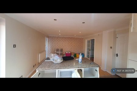 4 bedroom semi-detached house to rent - Photo 5