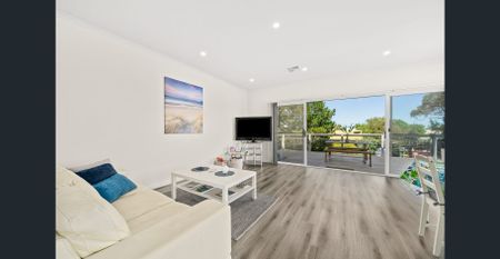 Spacious & Modern Retreat With Stunning Ocean Views (3-8 month lease only) - Photo 2