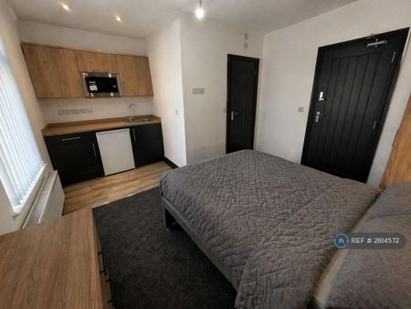 1 bedroom in a house share to rent - Photo 4
