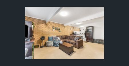 Freshly Updated 2-Bedroom Unit in Convenient Beenleigh Location! - Photo 2