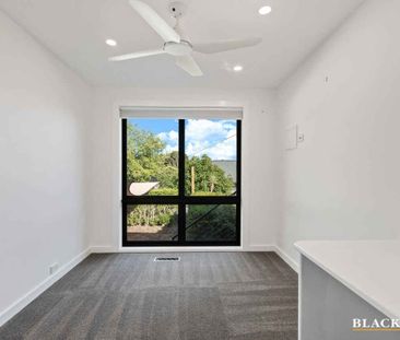 Spacious & Comfortable 4-Bedroom Family Home in Fraser - Photo 4