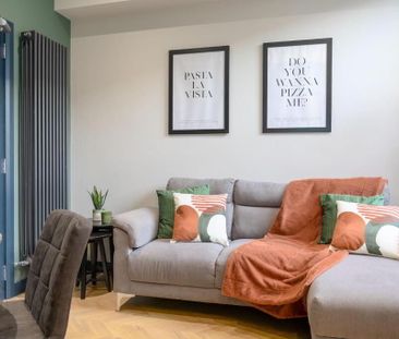 Room 5, 12 Jocelyn Gardens, Belfast, BT6 9BA - Photo 3