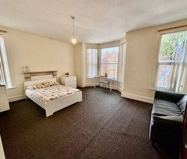 6 Bed Semi-Detached House, Lenton Boulevard, NG7 - Photo 4