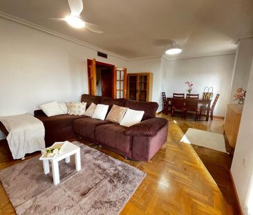 AMPLIO PISO DE TRES DORMITORIOS CON GARAJE - ALQUILER LARGA TEMPORADA - Photo 2