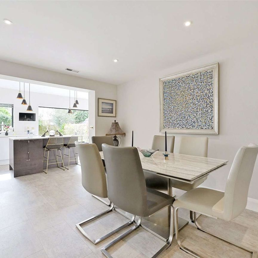 Short let: all bills included. Beautifully presented and modern four bedroom furnished home on the outskirts of Windsor - Photo 1