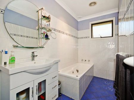 Beautiful Family Home in the Heart of Windsor - Photo 2