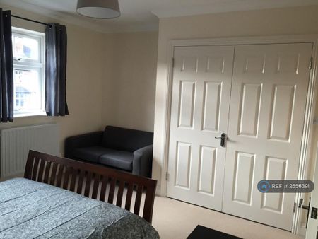 1 bedroom in a house share to rent - Photo 3