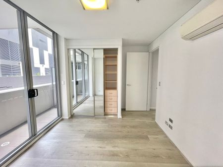 Modern 1 bedroom plus study apartment located in the heart of Zetland area. - Photo 3