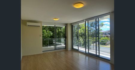 Modern Apartment in Prime Location, Offering Low-Maintenance Lifestyle - Photo 3