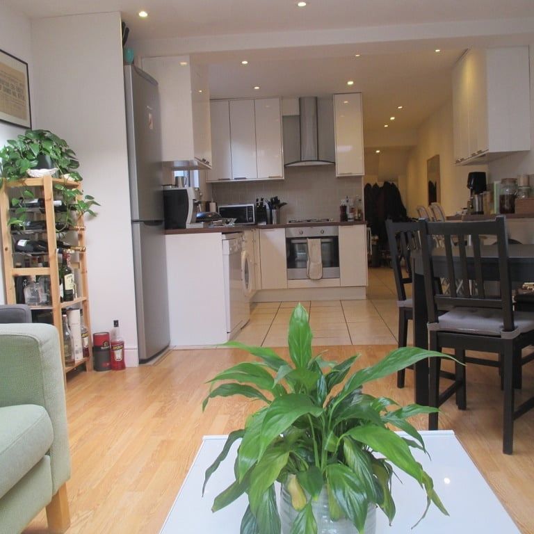 2 Bed Flat, Southfields, SW18 - Photo 1