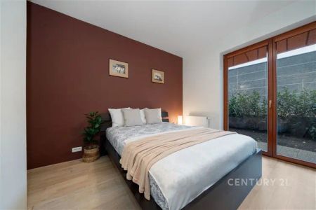 Pronájem zrekonstruovaného bytu 2+kk se zahrádkou a garážovým stáním - Photo 4