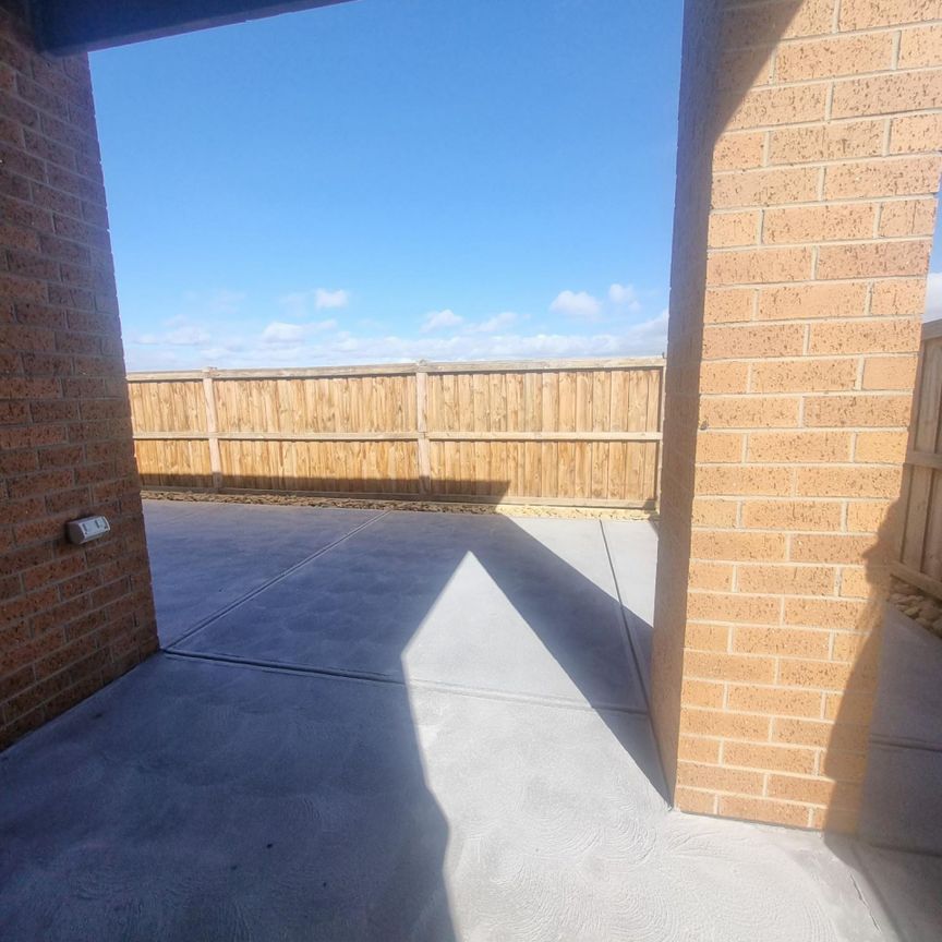 **Modern Comfort in Truganina: Stylish 4-Bedroom Family Home** - Photo 1